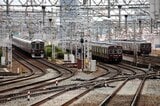 京都・宝塚・神戸線の3線同時発車（撮影：南正時）
