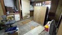 台風で浸水、畳が腐敗し、家中カビまみれ…「空き家になったボロボロの実家」を、50代息子がどうしても“YouTubeに残したかった”ワケ