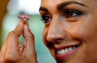 希少な大粒ピンクダイヤ､34億円で落札 宝飾用ピンクダイヤとしては過去最高額