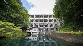 標高1400mの山奥に現れる《謎めいた巨大建造物》…｢人件費よりコンクリが高い｣90年前に誕生した"異様な構造"
