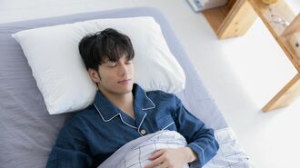 ベッドで眠る人物