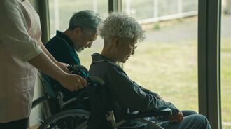 介護される高齢者