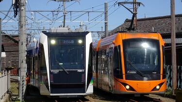 ゴムタイヤ式も模索､日本の路面電車進化の軌跡 各地に新型超低床車普及