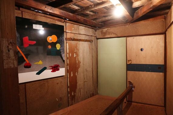 昔の状態の部屋にアート