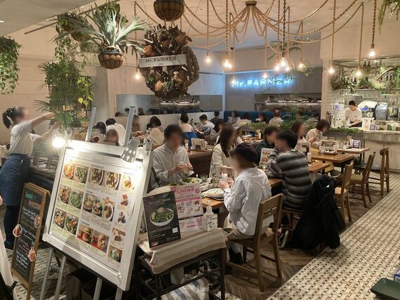 Mr.FARMERのイートインスペース