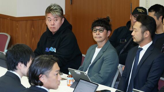 自民党の会合に出席した実業家の前澤友作氏（中央）と堀江貴文氏（左）