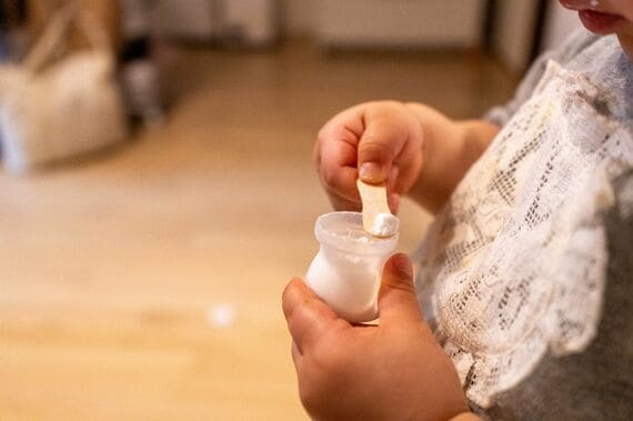 モロッコヨーグルを食べる娘