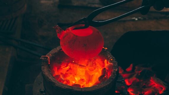 南部鉄器の伝統的な製造風景