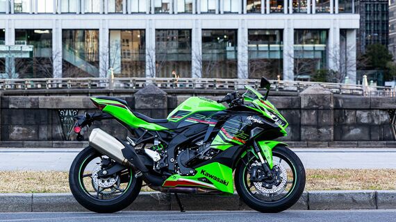 カワサキモーターサイクルジャパンより、2023年6月に発売されたスーパースポーツモデル「Ninja ZX-4RR KRT EDTION」。価格は115万5000円（税込）