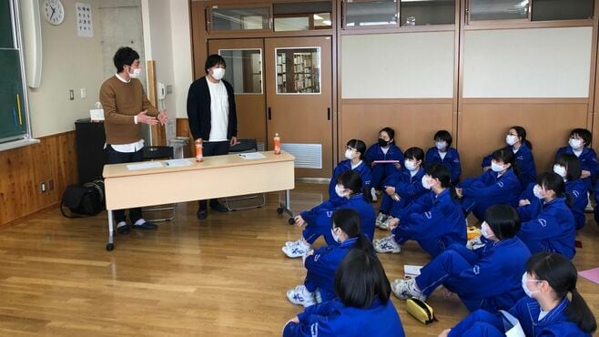 日本初？｢漫才授業｣で学校を沸かす芸人の正体