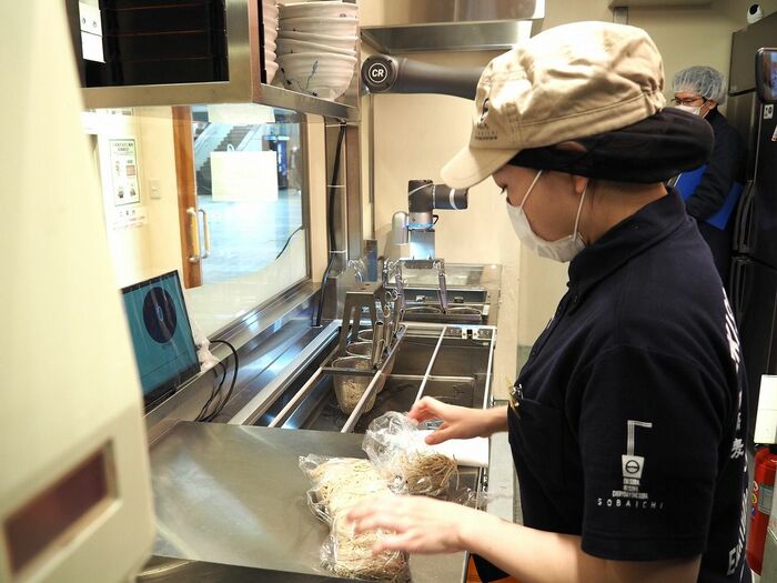 麺を入れるまでは人の手で