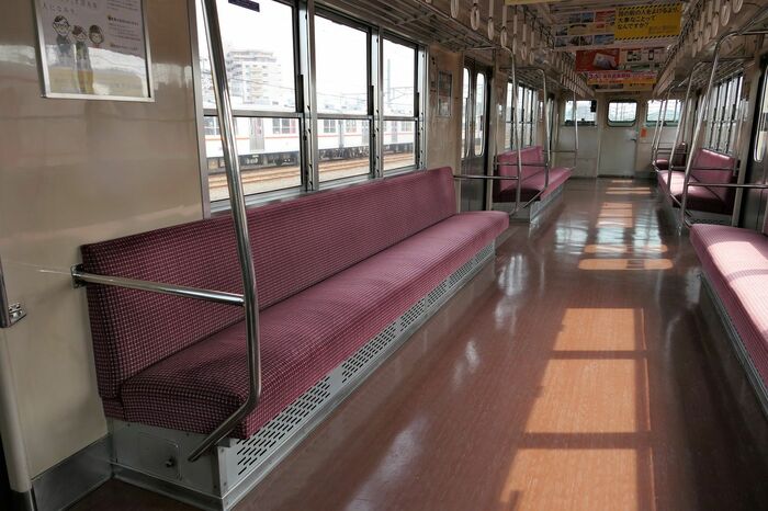 ロングシートが並ぶシンプルな車内