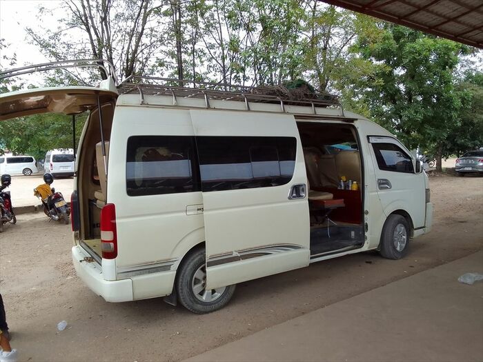 20人弱を詰め込みビエンチャンへ頻発するミニバス。