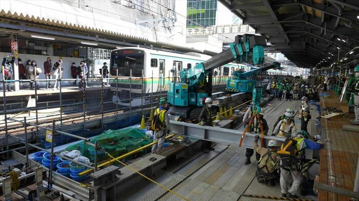 電車が接近すると重機を使った作業は停止する