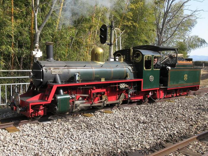 虹の郷「ロムニー鉄道」の機関車。堂々たる姿だ