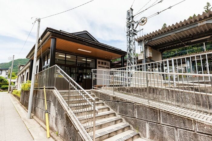 新藤原の駅業務は野岩鉄道が担う