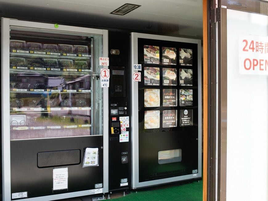 現金はもちろん、さまざまなキャッシュレス決済にも対応。ふらっと立ち寄った人も買いやすい仕組みがすべて整っている（筆者撮影）