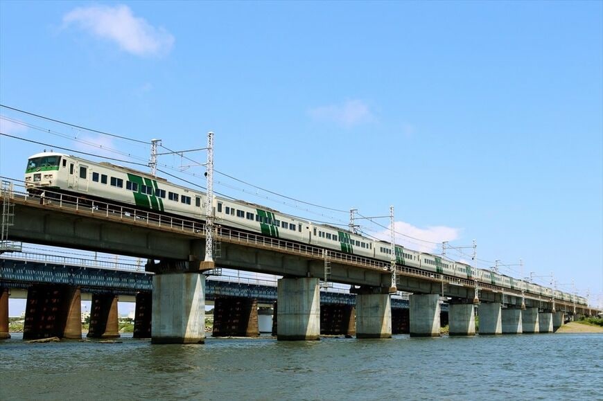 15両編成で快走する185系の「踊り子」（撮影：南正時）