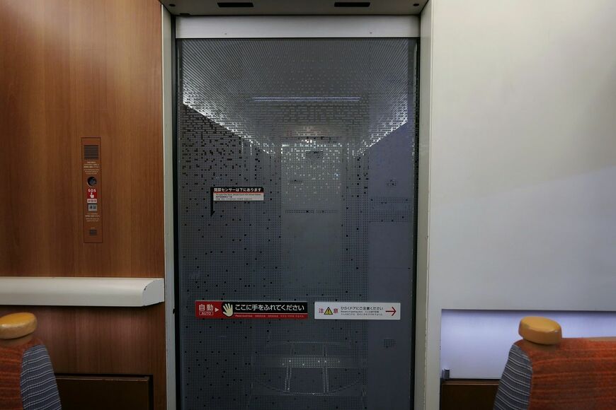 客室内のドア（記者撮影）