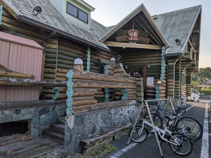 年季の入ったログハウス風の「珈琲屋OB 北越谷店」（筆者撮影）