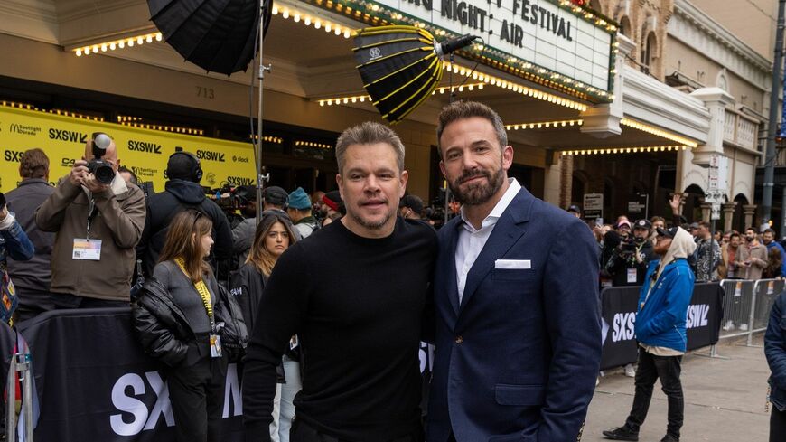 本作のワールドプレミア上映が行われたサウス・バイ・サウスウェスト映画祭でのマット・デイモン（左）とベン・アフレック（右）（©2023 Warner Bros. Ent. All Rights Reserved.）