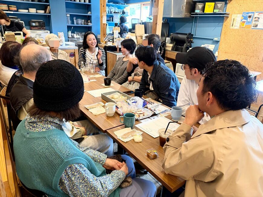 お茶会の様子。鮎川さんも加わり11人でワイワイとお話中（写真：筆者撮影）