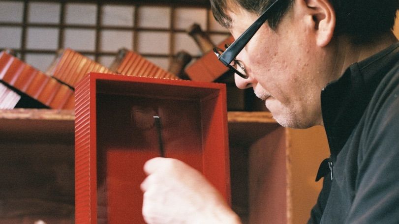 上塗りをする、塗師の赤木明登さん