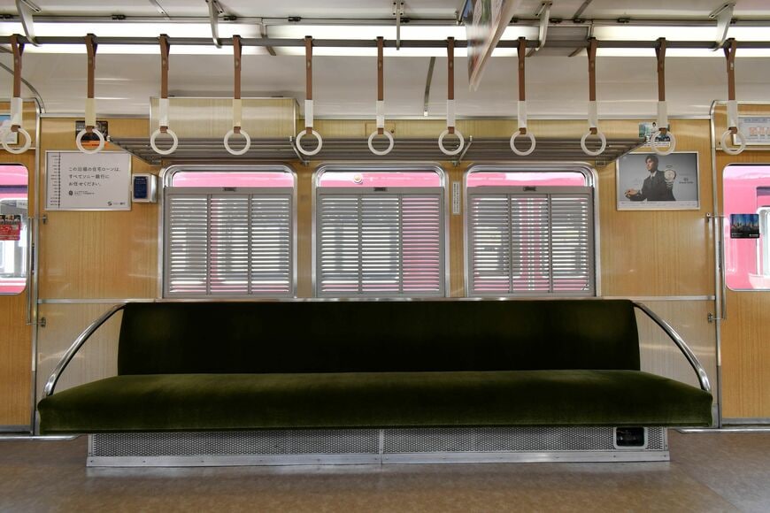 ドア間に3つ並んだ窓とヨロイ戸は長らく阪急の標準仕様だった（筆者撮影）