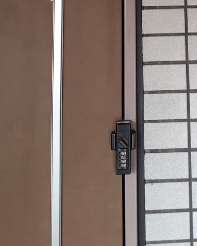 給湯器の故障をめぐるトラブルがきっかけで不当な追い出しを受けた際に、扉の右側上部に設置された特殊な鍵。これにより室内に入ることができなくなったが、中にはまだ家財道具が残ったままだという（カズヒコさん提供）