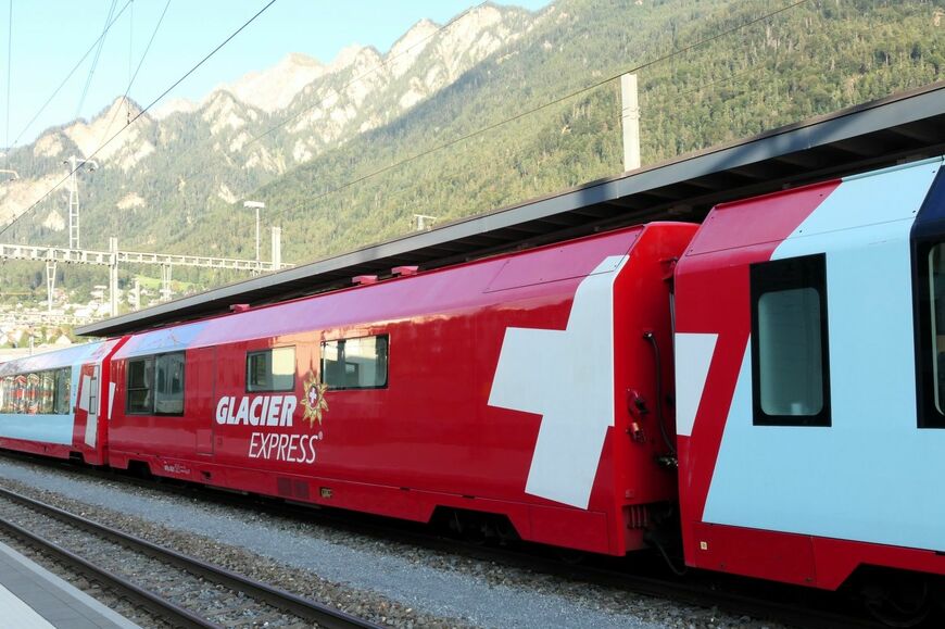 レーティッシュ鉄道を行く「氷河急行」の厨房車。スイス国旗のデザイン（筆者撮影）