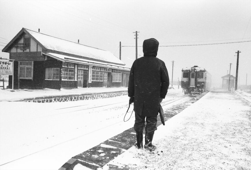 2025年3月に廃止された抜海駅。冬、ホームに立つ駅員とキハ22形の列車＝1972年（撮影：南正時）