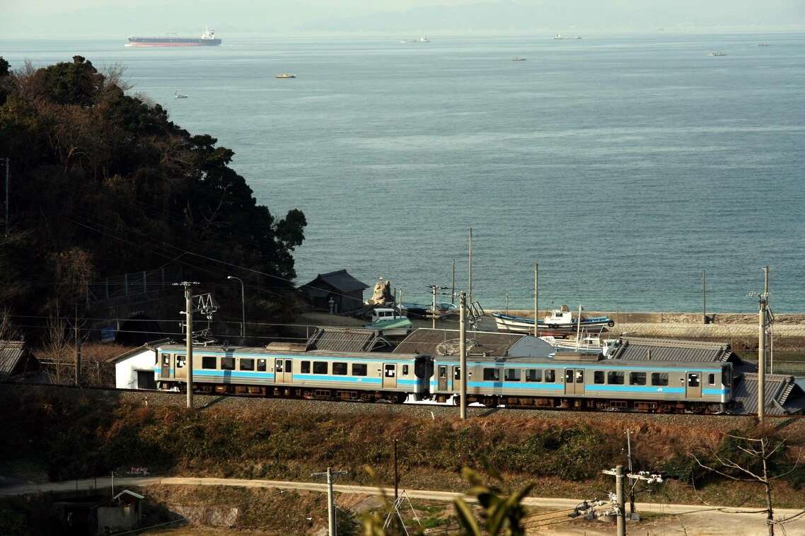 予讃線菊間駅付近を走る普通列車