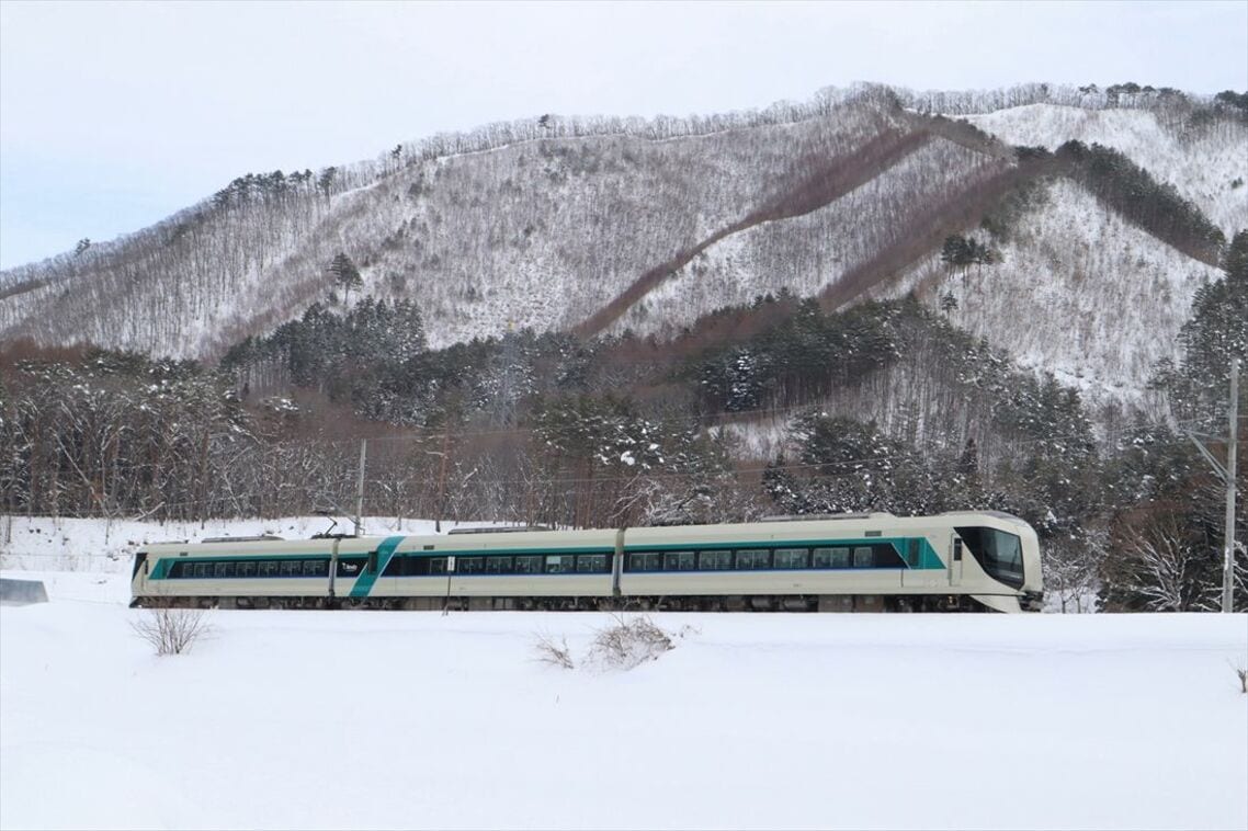 雪深い南会津を行く「リバティ」