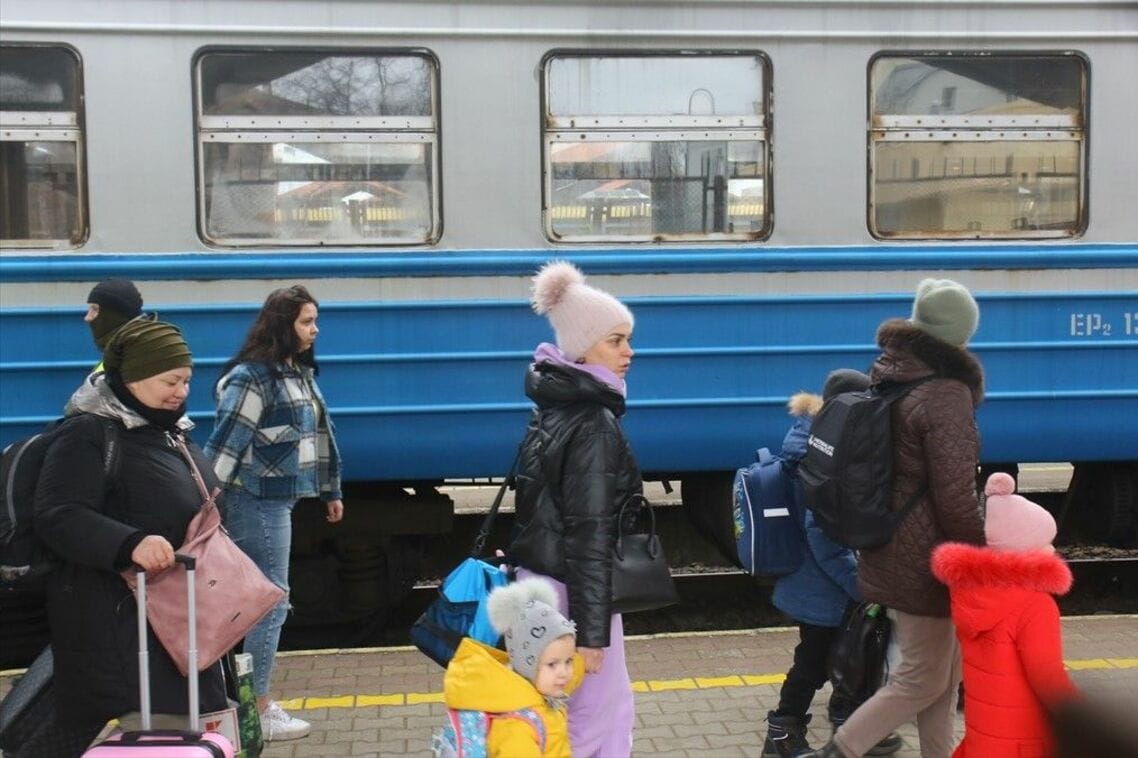 ウクライナ鉄道の列車と避難民ら