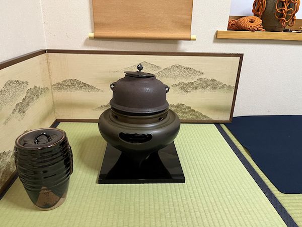写真2：少し涼しくなる10月は中置き：風炉と呼ばれる畳の上に置くタイプの炉を使って、客人から火を少し離していく