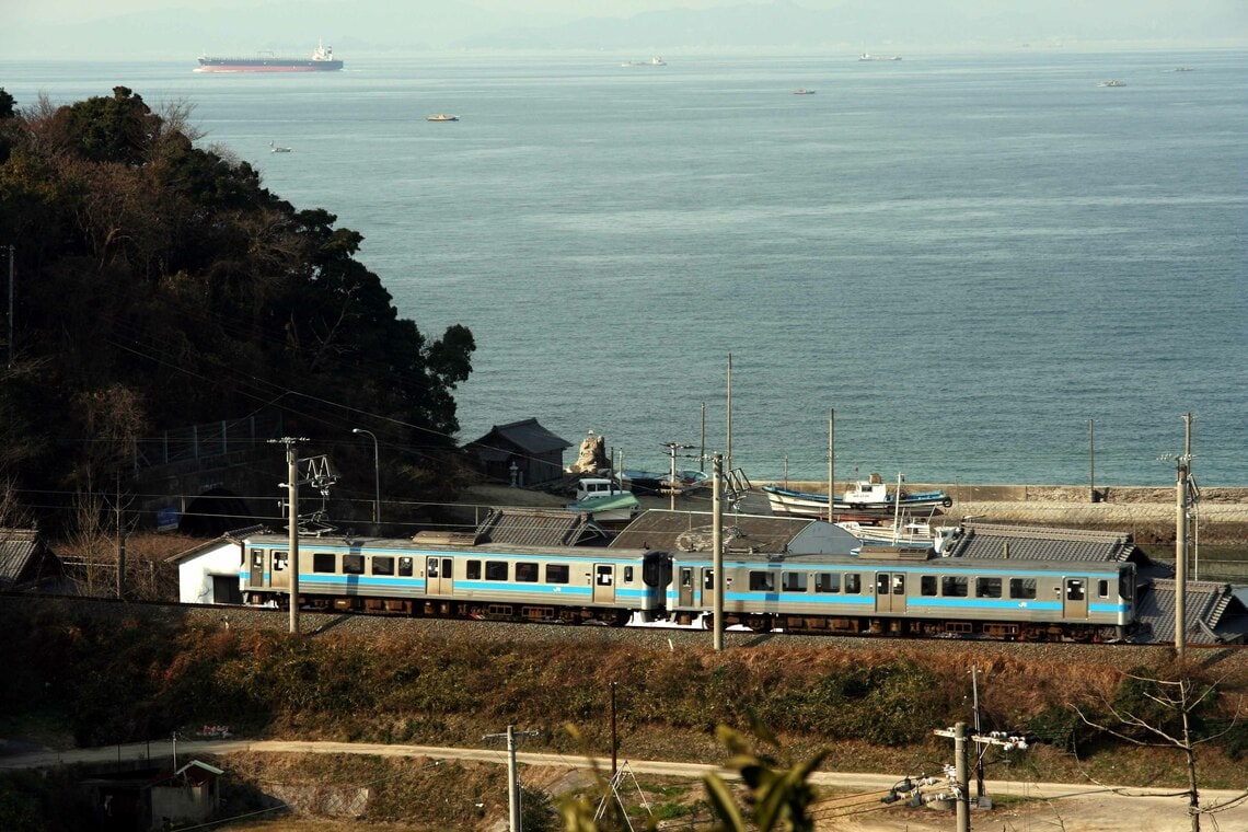 予讃線菊間駅付近を走る普通列車（撮影：南正時）