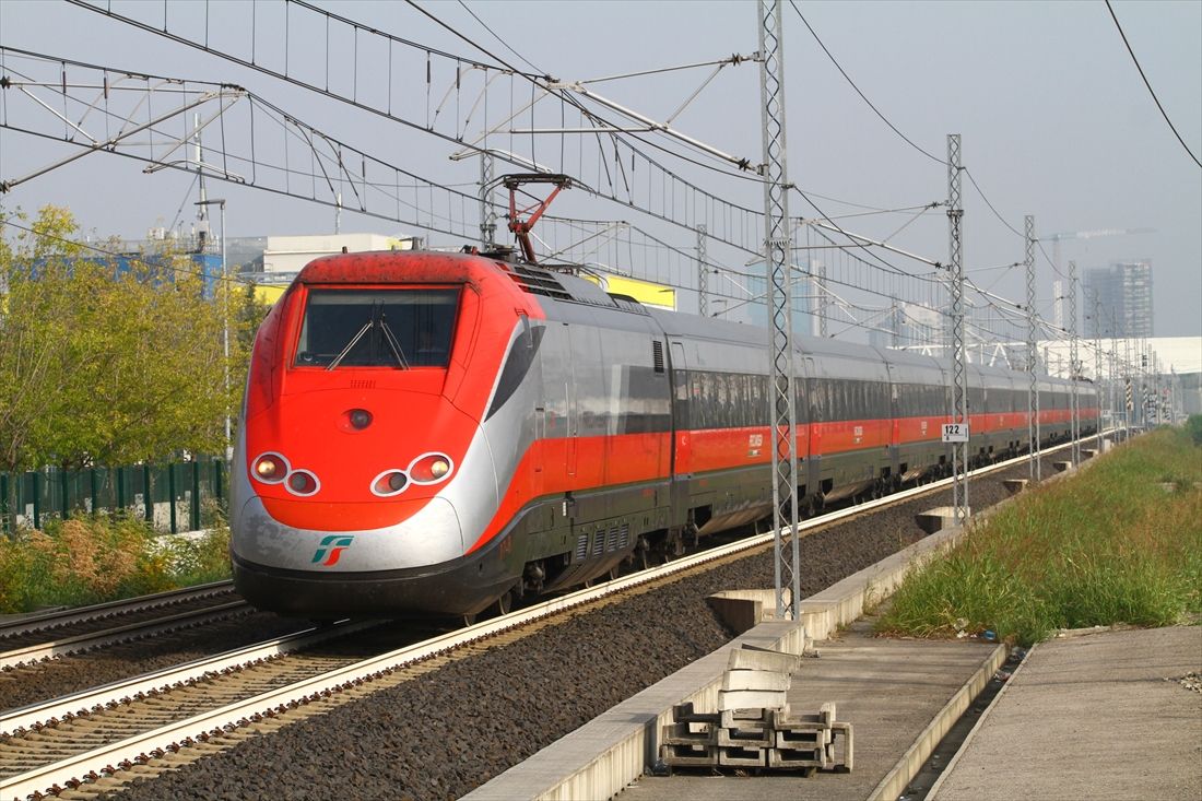 イタリアを代表する高速列車ETR500型。アンサルドおよびブレダを含む、当時のイタリアメーカーの技術を結した車両と言える（筆者撮影）