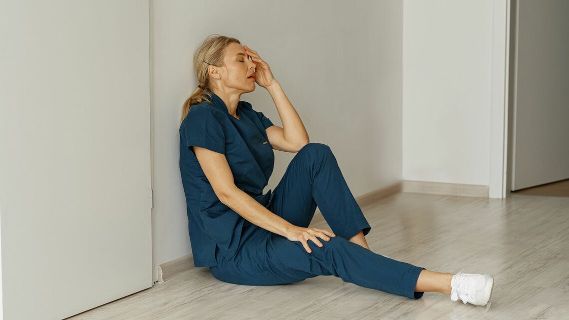 いくら働いても食べるだけで精一杯。イギリスの看護師が待遇改善を求めて行おうとしていることとは――（写真：yaroslav astakhov／PIXTA）