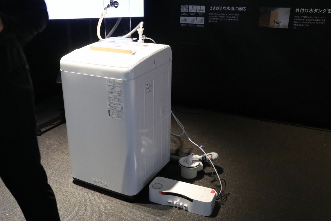 洗濯機に接続するドックで充電、給水、汚水回収が可能になったSwitchBot社のお掃除ロボット S10（写真：筆者撮影）