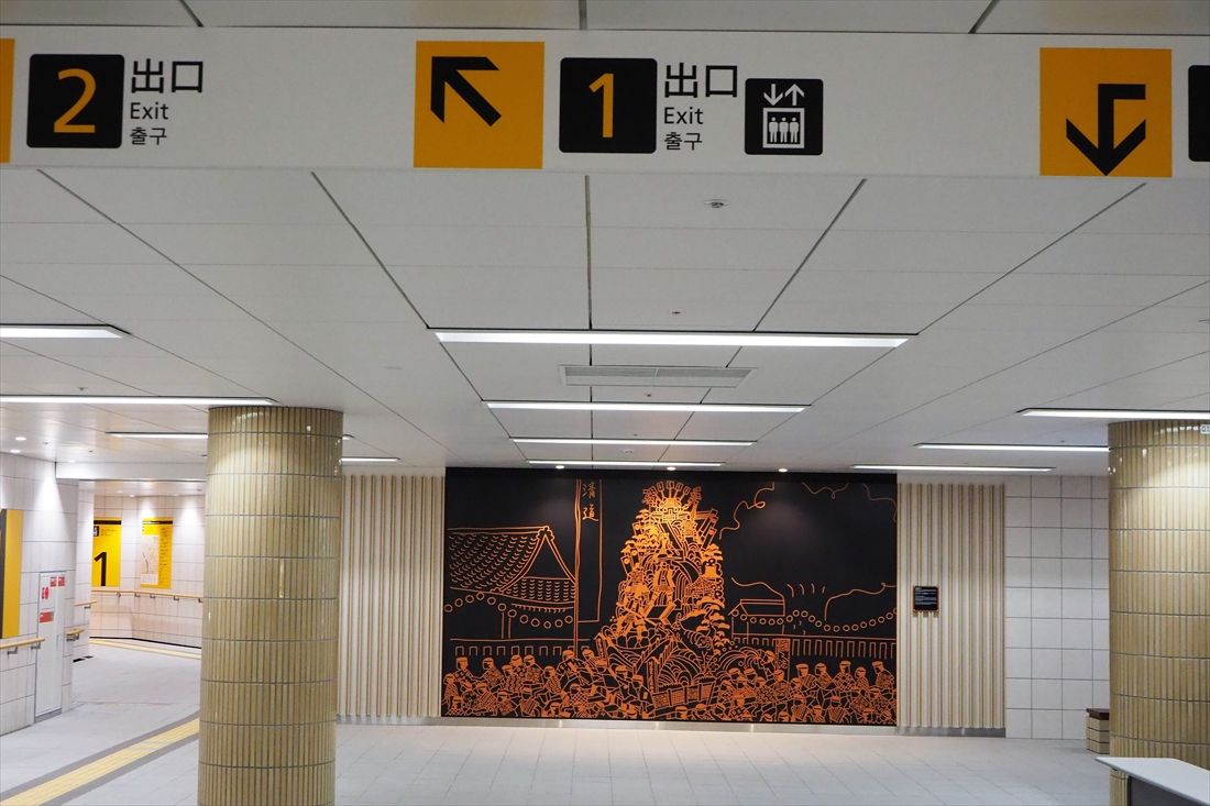 壁面には博多祇園山笠を描いた装飾がある（記者撮影）