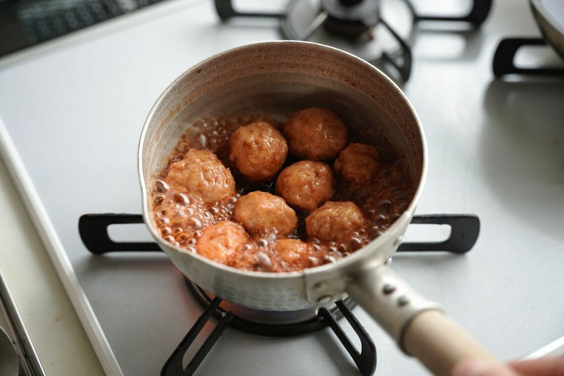 鶏団子を煮汁に戻してからめる