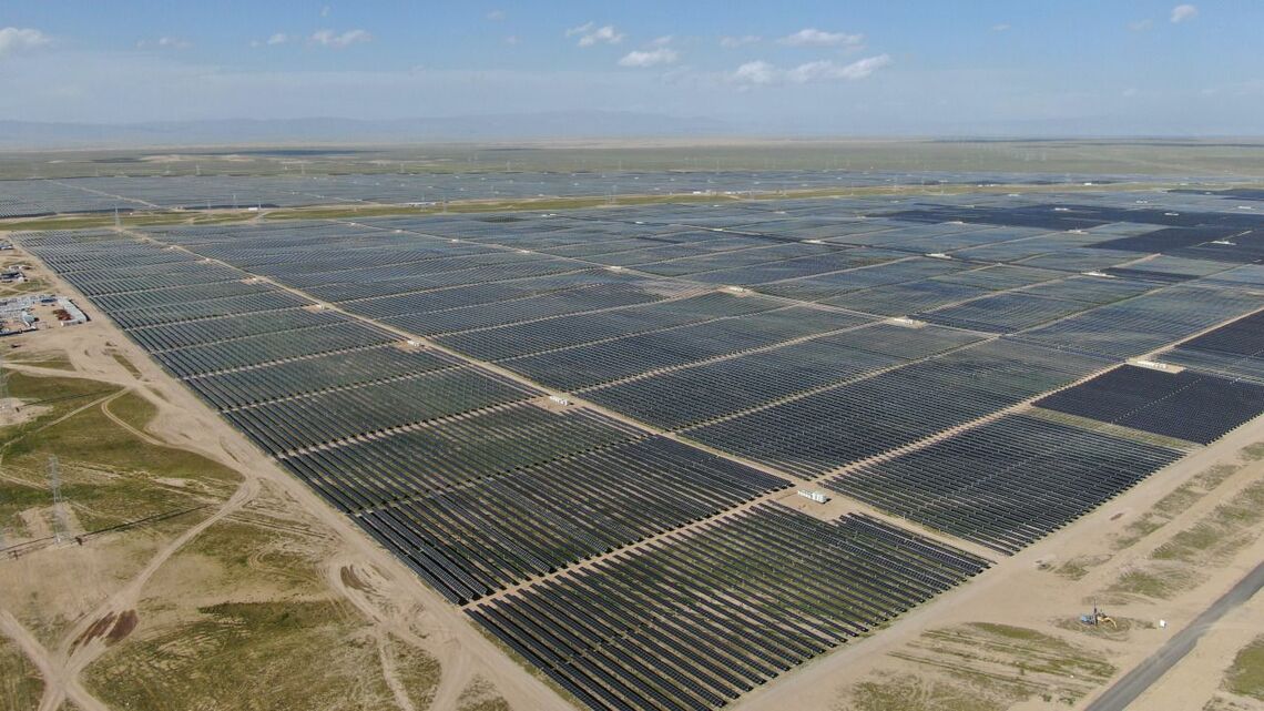 中国では太陽光発電所の建設が盛んだが、パネルメーカーの生産能力は需要を大幅に上回っている。写真は青海省のメガソーラー（隆基緑能科技のウェブサイトより）