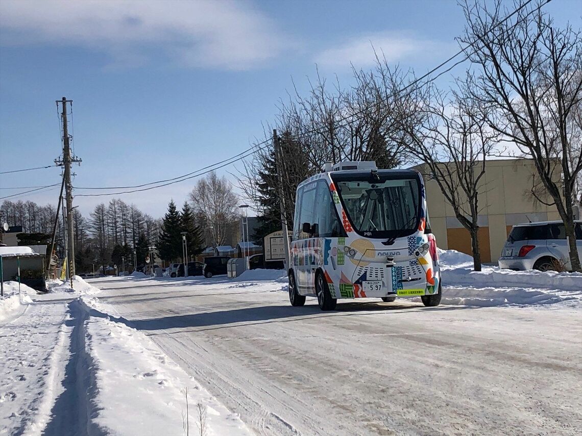 雪上走行する、上士幌町の自動運転車（筆者撮影）