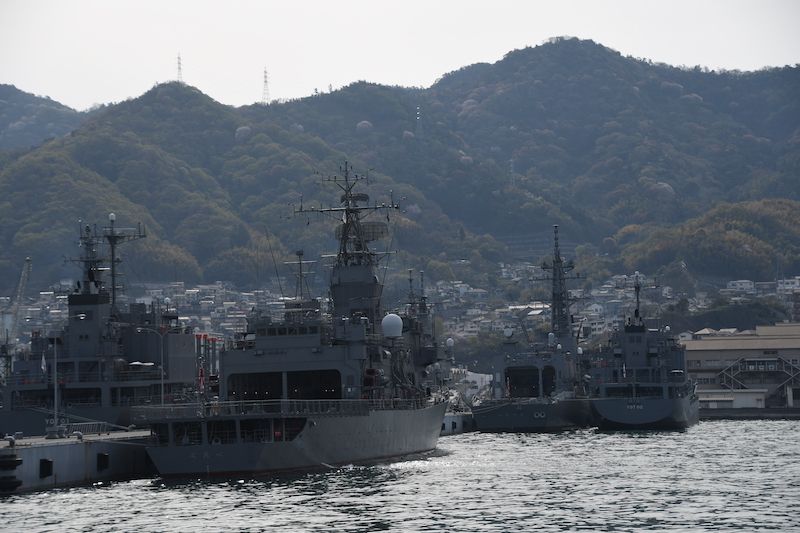 停泊中の自衛隊の船舶を間近に目撃（記者撮影）