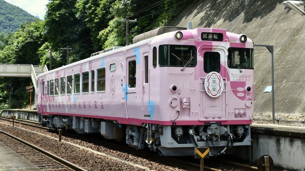 JR西日本が岡山DCに合わせて投入する観光列車「SAKU美SAKU楽（さくびさくら）」（記者撮影）