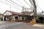 左が下板橋駅舎。右側には通勤時間帯のみ