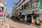 鵜の木駅の改札を出るとすぐに商店街。「ナボナ」のお店も