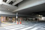 北口（手前側）と南口をつなぐ道路