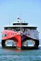 クイーンビートルは船体が3つある三胴船（トリマラン）だ