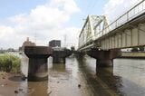 新中川橋梁は単線だが複線化用の橋脚も整備済み。橋桁は架かっていない（筆者撮影）